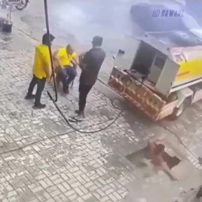 Jo tumhare sath gutter mein kood jaye, wohi asli dost