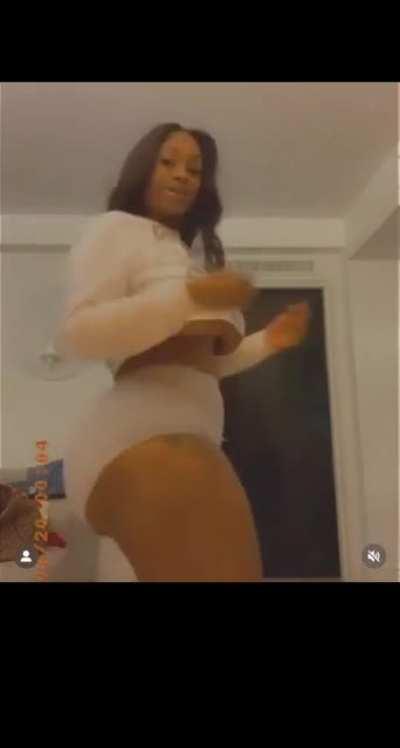 Crazy titties too😳