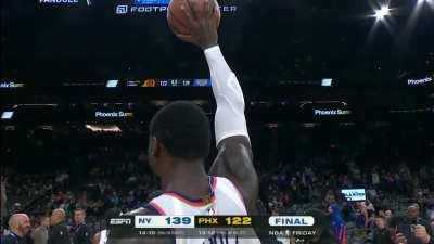 [Highlight] With Giannis nowhere in sight, Julius Randle secures the game ball for Jalen Brunson