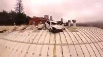 Alguém consegue explicar? Pq nem refazendo o trajeto de drone deu pra entender essa situação.