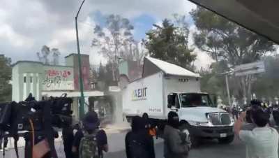 (¿2014?) Ataque a cuartel militar en México en protesta por la desaparición masiva de estudiantes: imágenes de TV