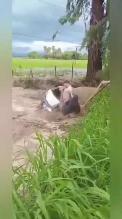 Impresionante rescate de dos turistas arrastrados por la corriente en La Merced