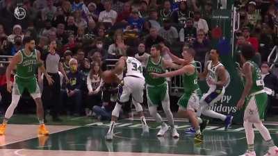 [Highlight] Giannis Drops 36 PTS & 12 REB In Clutch Fashion On Christmas Day Matchup !