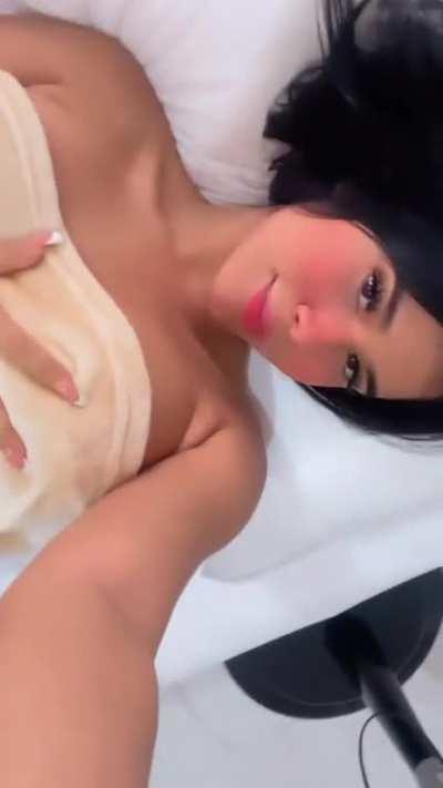 Papi no te pierdas del delicioso que acabe de grabar donde me como una rica 🍆 el video solo lo subiré a mi onlyfans El LINK esta en mi biografía TE ESPERO😋🎥😈🔥🔥💦💦