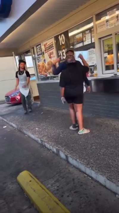 Woman disrespects chicken restaurant employees and finds out