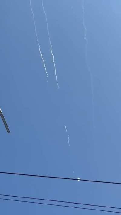 Another round of Ukrainian air defense missiles vs. Russian ballistic and cruise missiles this morning over Kyiv. 