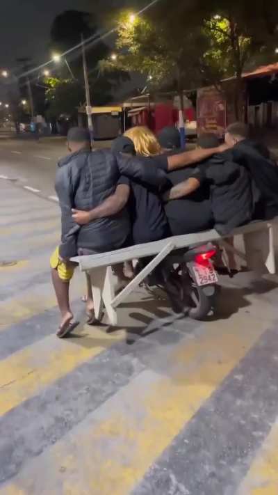 Levando geral pro role