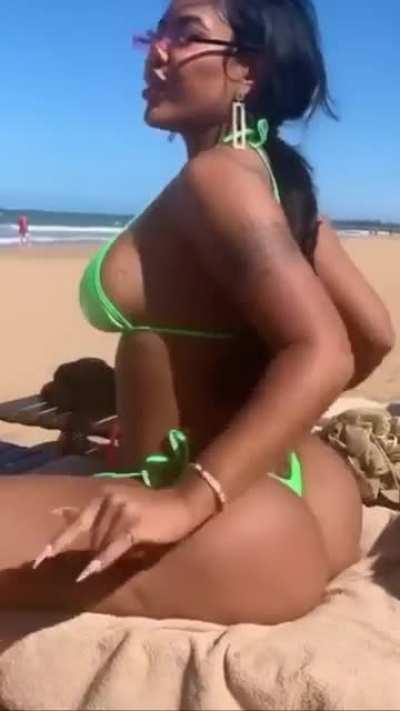 Beach Twerk