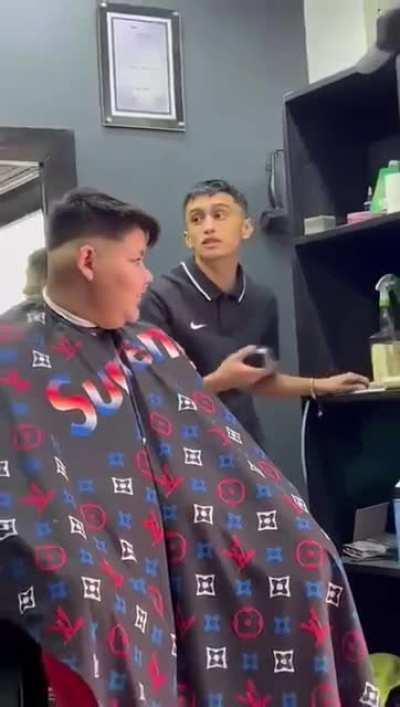 Creo que no debí haberle dicho que me afeitara con navaja