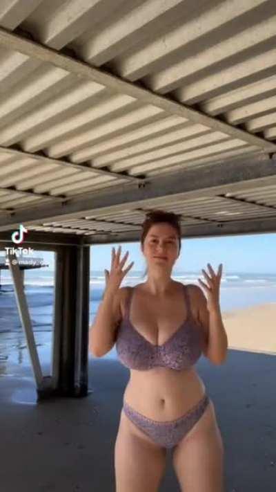 🤢 I think dancing is not his thing.