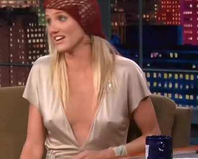 Cameron Diaz No bra day