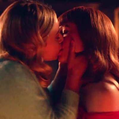 Lili Reinhart & Madelaine Petsch Kiss 🔥🔥🔥