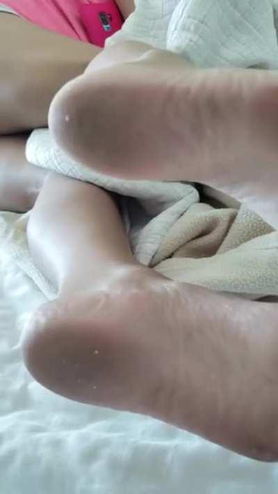 Hello slave.. Put that tongue to work (Cashapp: $BagCap) 👣😈