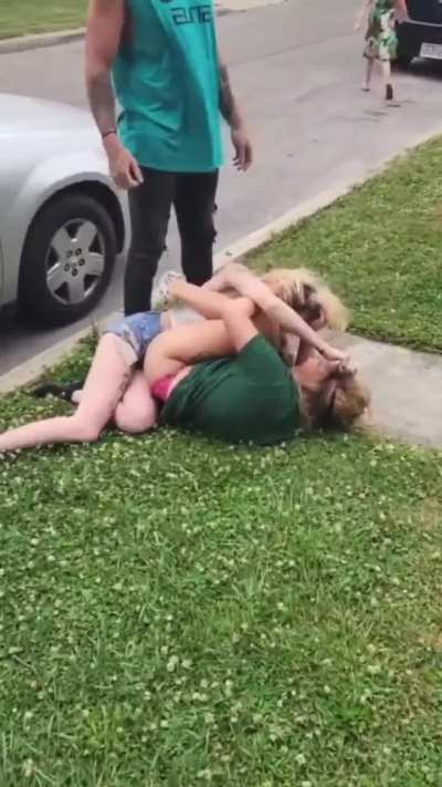 Trashy lawn Fight 