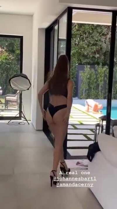 Amanda slapping her own butt