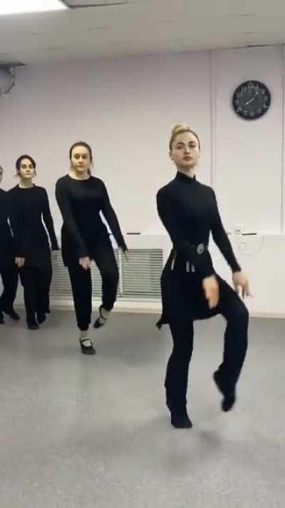 Выступает, будто пава