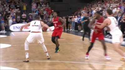 [Highlight] Franz Wagner misses the chance to extend the lead; RJ Barrett attacks in transition to tie the game with 4.6 seconds remaining! (w/ replay)