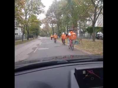 Hat deine Mutter wieder Mittagessen bestellt?