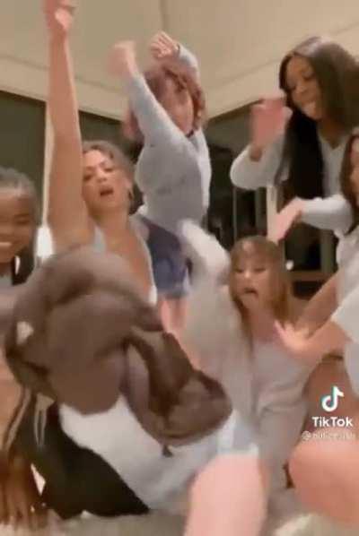 Dam you can tell she really knows how to ride 🤤