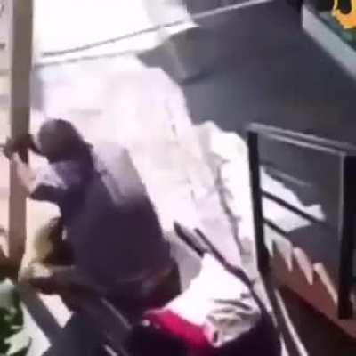 o Cadeirante passou a perna no cara