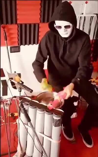 Пластиковые курицы вместо палок, трубы вместо барабанов