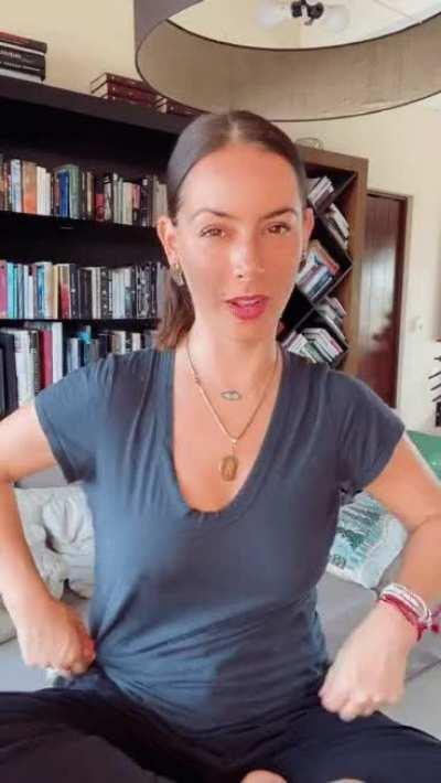 Claudia lizaldi marcando pezones