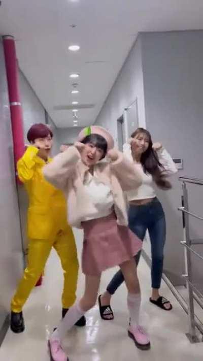 220119 - Choi Yena Instagram Update - Smiley Challenge with Jaejae and Mijoo🦸