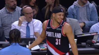 [Highlight] Seth Curry does the impossible and dunks the ball. Receives warm embrace from teammates, staff and family member