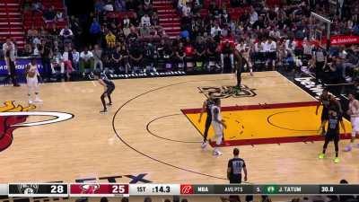 [Highlight] TJ Warren hits a 3, followed by a Butler dunk, followed by a DEEP Warren 3, followed by an insane Gabe Vincent buzzer beater to end the 1st quarter