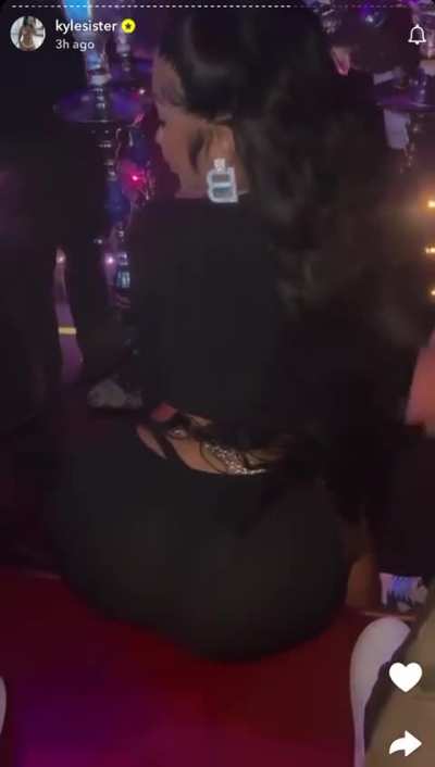 Ari shaking that big ol ass 😮‍💨