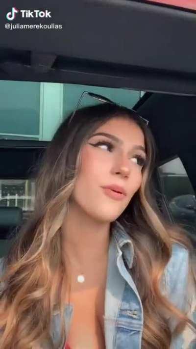 Julia merekoulias needs to get cummed on dm me😈😈😈