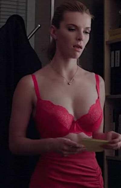 Betty Gilpin