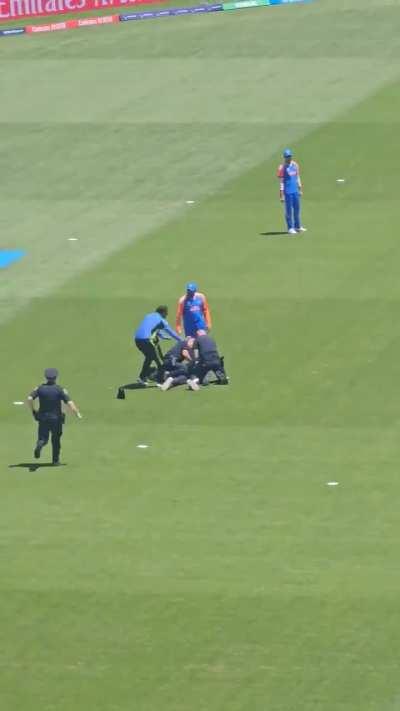 Dude thought they are Mumbai Police 😂😂