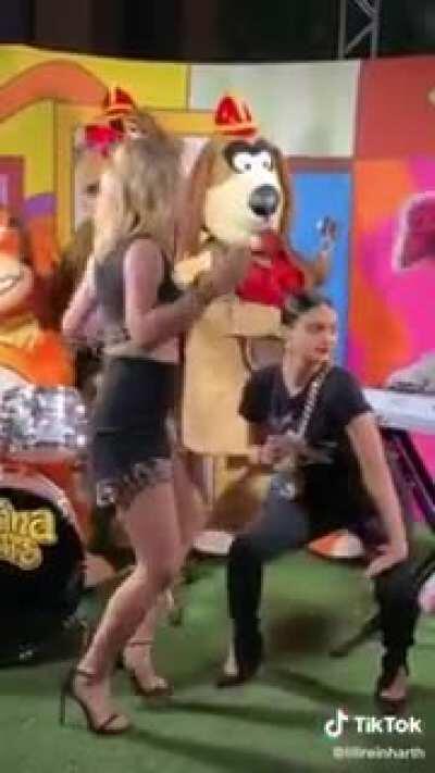 Lili & Camila Dancing