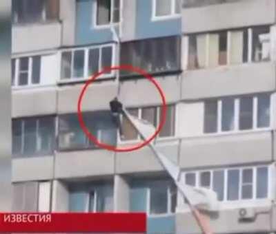 A robber tries to escape using bed sheets