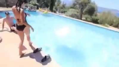 Essaye de ne pas bander ni gicler sur Pidi