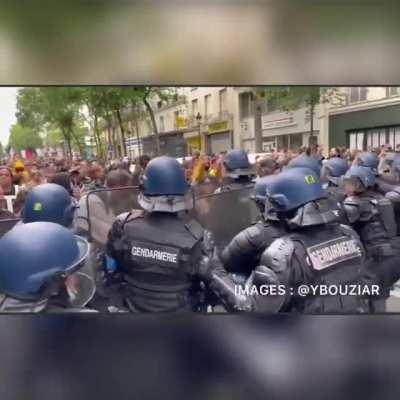 Precisamos perceber o perigo e o autoritarismo se aproximando. Ontem, 14/07/21, milhares de franceses foram às ruas protestar contra o projeto de Macron de exigir certificado de vacina para entrar em estabelecimentos. Levou menos de 1 século para vermos t