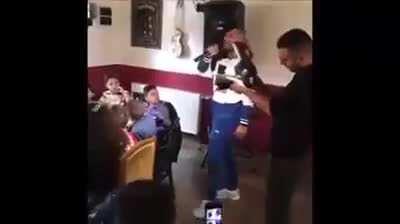 (British Pathe) Puiuții de leu învață să vâneze