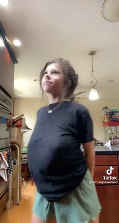 Loose T-shirt Dance 😯