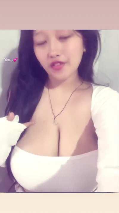 Damn those melons😳😳