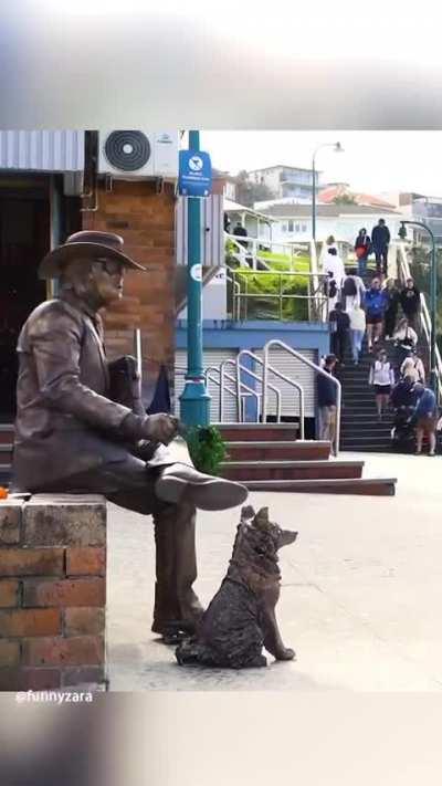 It really looks like a statue.