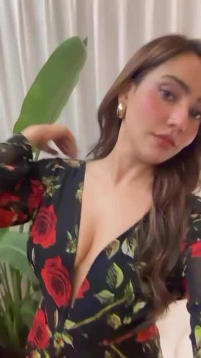 Neha sharma showcasing her b00bies 🤤🍊 