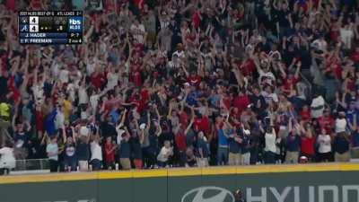 Freddie Freeman hits a solo homer to put the Braves up in the bottom of the 8th!