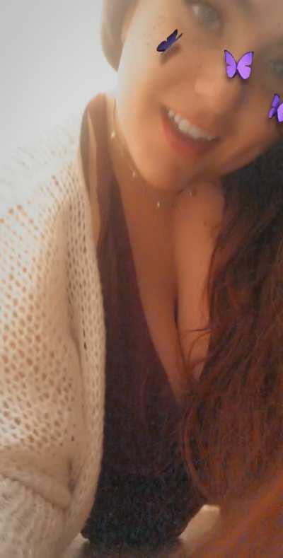 ✨Just a horny soccer mom who enjoys being choked and treated like a slut🖤. Checkout my onlyfans for more🧚🏻‍♀️