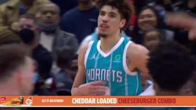 [Highlight] LaMelo dunks it over Gafford