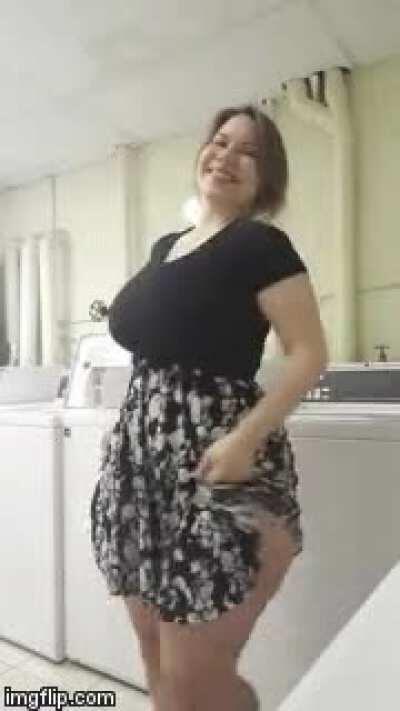 LOVE the way she shows us those SEXY THICK CHEEKS & THIGHS 😘😘😘