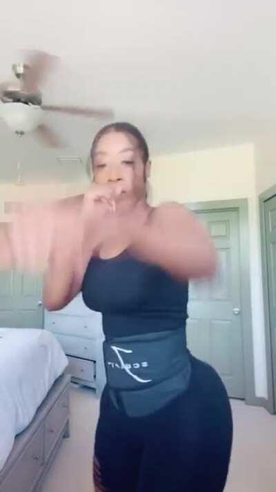 OMG Bro look at the way her asscheeks were bouncing & fighting along with her 😩😭😅😍🤩🍑