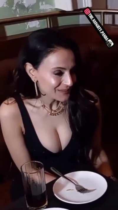 Ameesha and her riped 🥭🥭s 🤤🤤😛😛