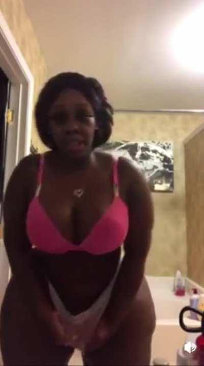 HER ASS SO FUCKING FAT💦💦😍😍😍😍😍😍😍😍