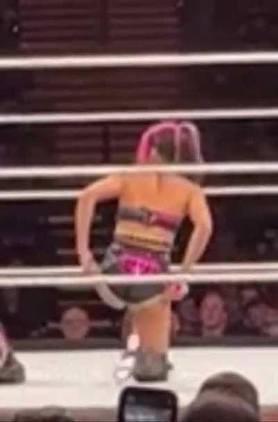 Dakota kai picks her wedgie out